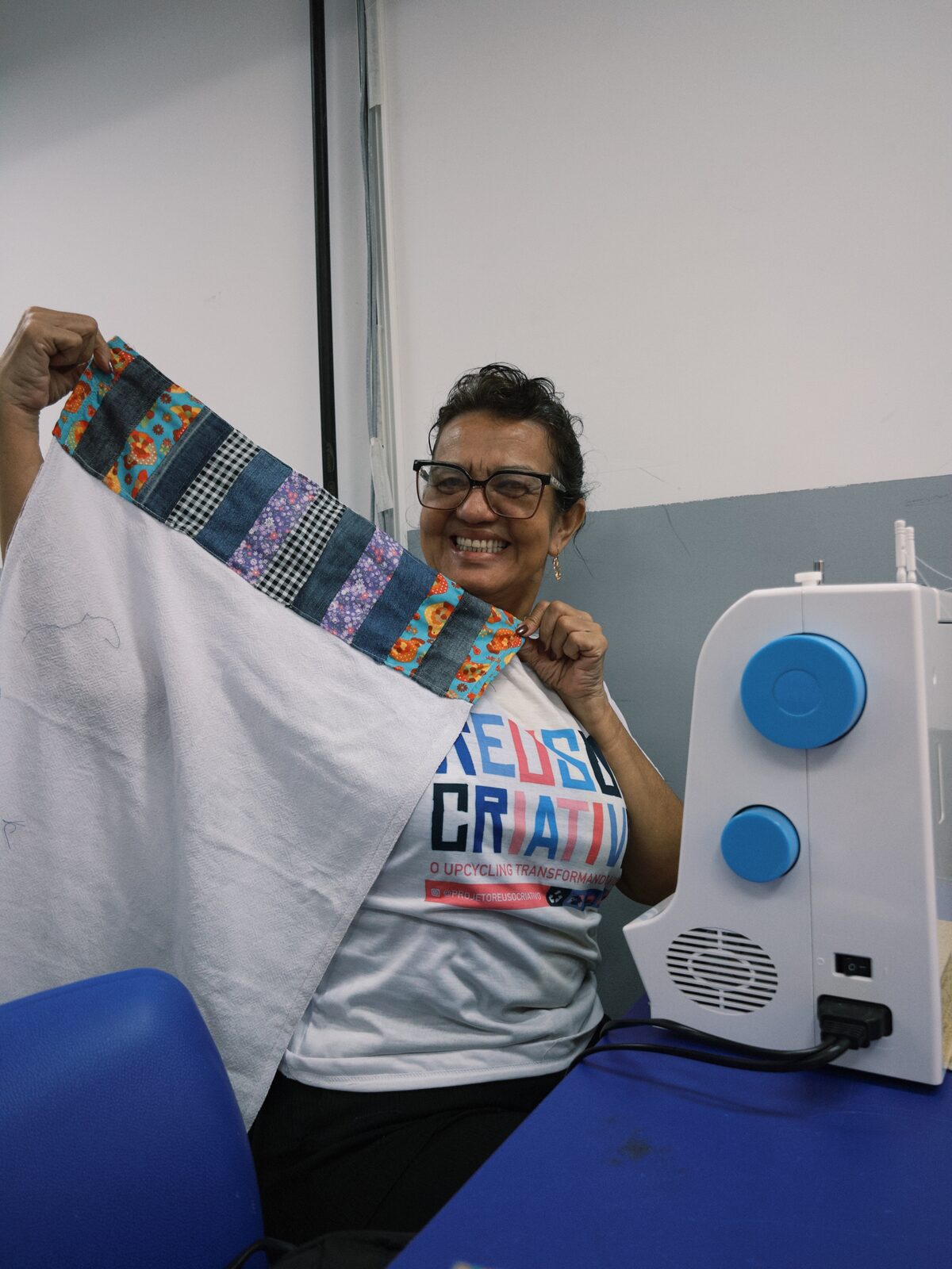 Aluna apresenta uma peça produzida durante a aula