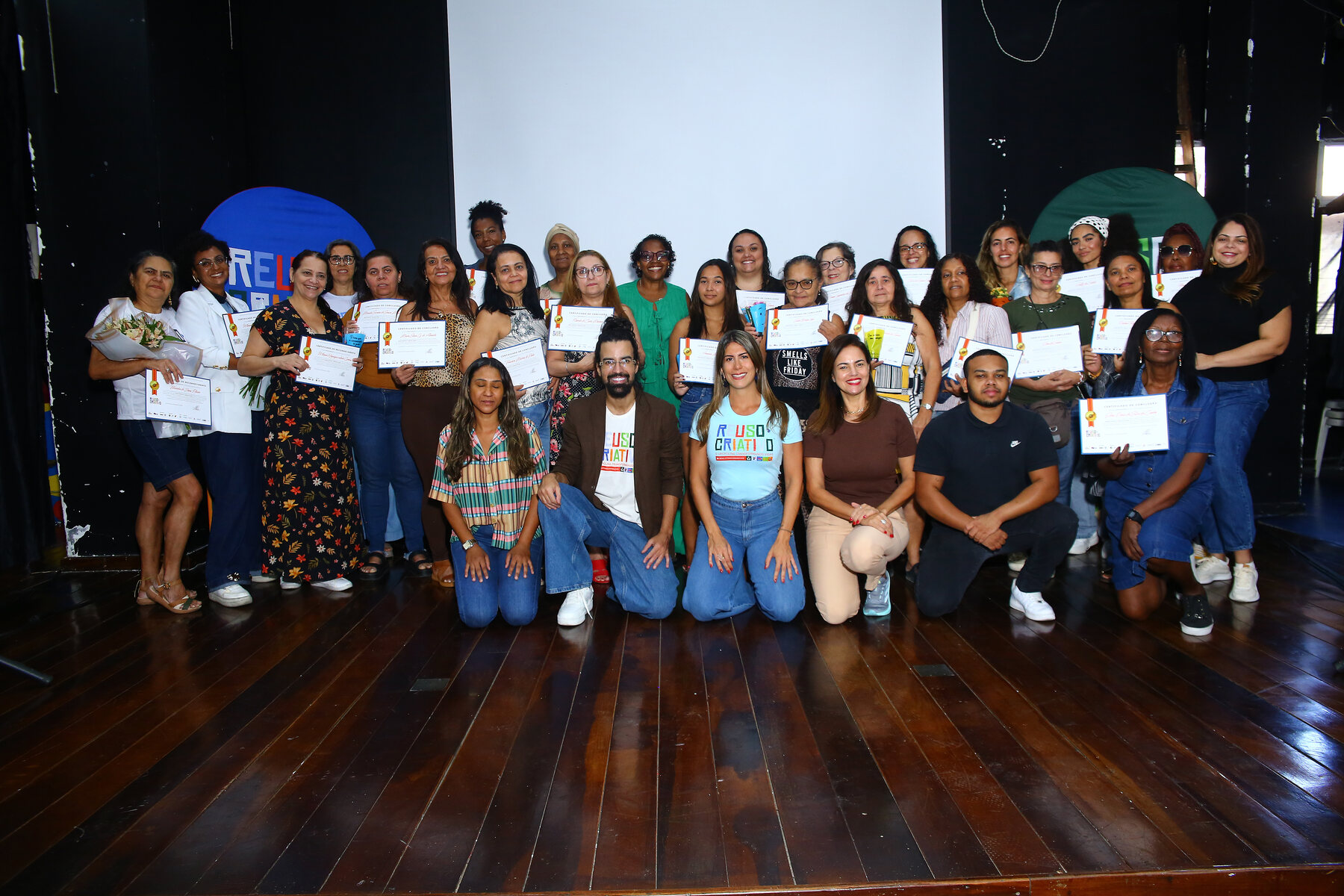 Todas as alunas e a equipe reunidas com seus certificados