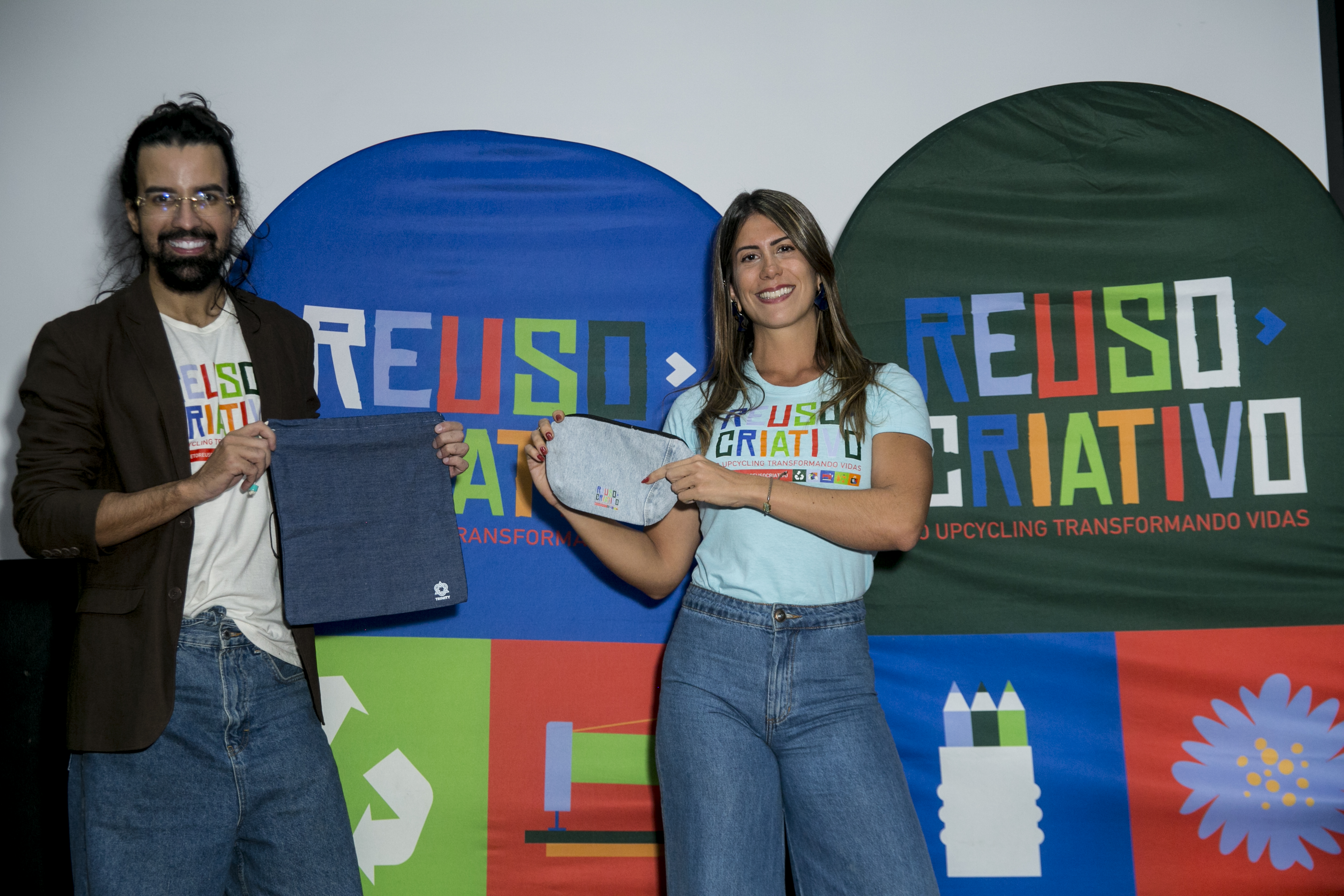 Equipe do Reuso Criativo apresenta peças produzidas em jeans